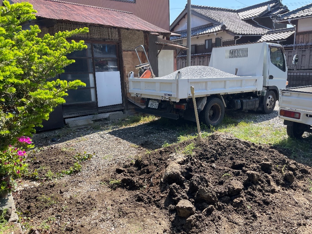 長浜市　防草対策(砂利敷き)